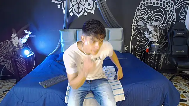 Snapshot of AlessioVitale chatting on December 16, 2025, 11:58 am AlessioVitale online show from December 16, 2025, 11:58 am