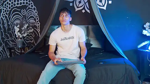 Snapshot of AlessioVitale chatting on November 7, 2025, 12:53 pm AlessioVitale online show from November 7, 2025, 12:53 pm