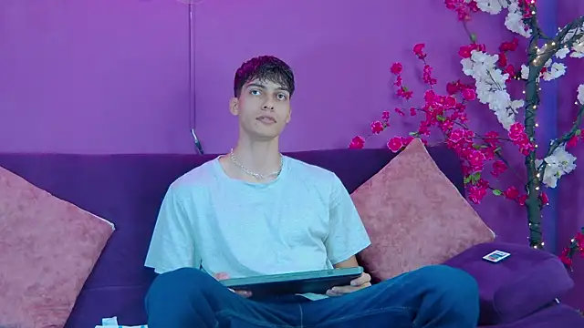 Snapshot of AlessioVitale chatting on November 29, 2025, 12:16 pm AlessioVitale online show from November 29, 2025, 12:16 pm