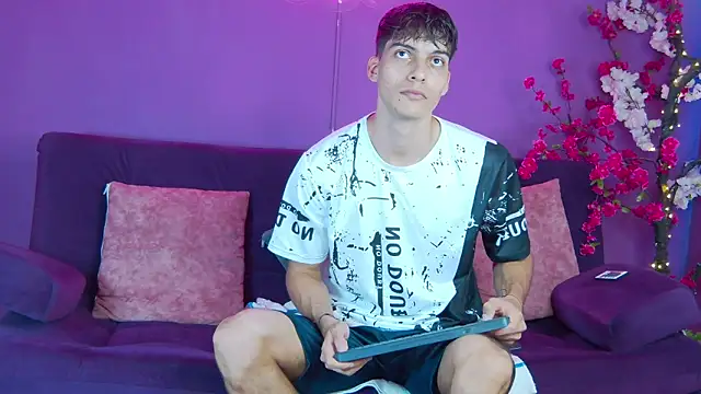 Snapshot of AlessioVitale chatting on November 25, 2025, 12:16 pm AlessioVitale online show from November 25, 2025, 12:16 pm