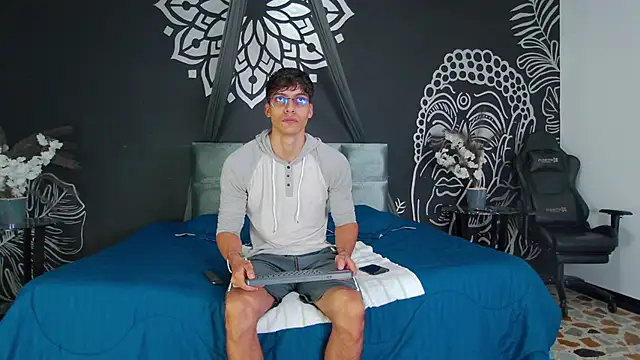 Snapshot of AlessioVitale chatting on January 6, 2026, 12:09 pm AlessioVitale online show from January 6, 2026, 12:09 pm