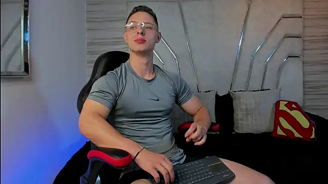 MAXTHOMSON online show from November 8, 2025, 11:19 pm