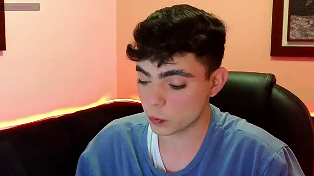 petitegigant33 online show from October 31, 2025, 3:03 am