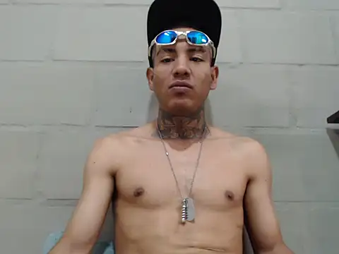 Snapshot of Strongercock chatting on October 31, 2025, 8:05 pm Strongercock online show from October 31, 2025, 8:05 pm