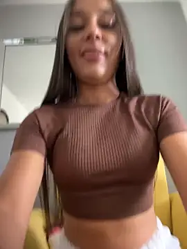 Brunettecollins05 online show from May 24, 2026, 8:53 pm