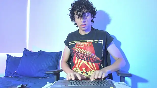 Snapshot of saint_dark chatting on December 4, 2025, 1:10 pm saint dark online show from December 4, 2025, 1:10 pm