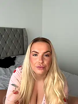 Snapshot of LeahLovexx chatting on November 3, 2025, 10:19 am LeahLovexx online show from November 3, 2025, 10:19 am