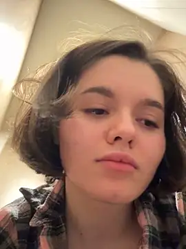 Snapshot of Xo_Laura chatting on February 4, 2026, 12:00 pm Xo Laura online show from February 4, 2026, 12:00 pm