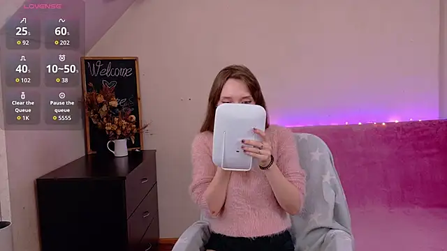 TinyMuse  online show from November 10, 2025, 11:26 am