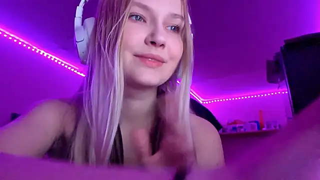 KarinRobertson online show from November 14, 2025, 7:28 pm