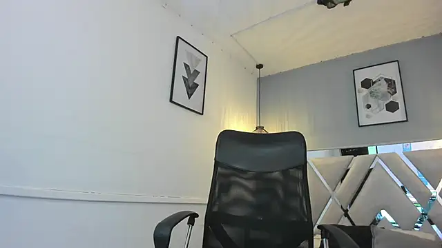 zoe-moreau online show from January 15, 2026, 8:12 pm