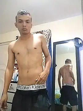 Luisadonis2015 online show from November 3, 2025, 7:39 pm