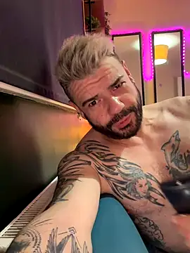 Snapshot of Dvpop chatting on November 5, 2025, 3:42 am Dvpop online show from November 5, 2025, 3:42 am