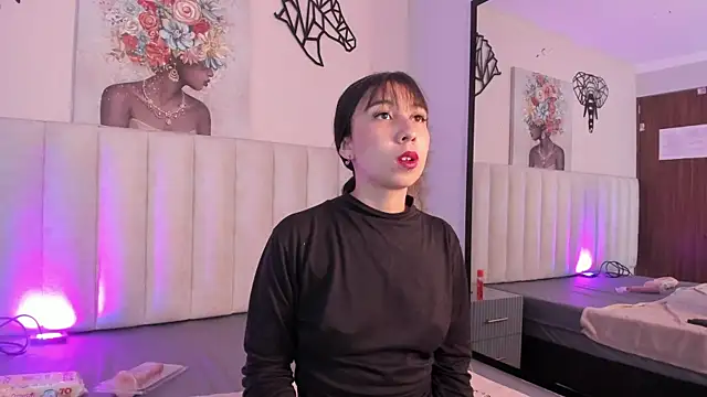 Isabella Crofts online show from November 17, 2025, 3:10 am