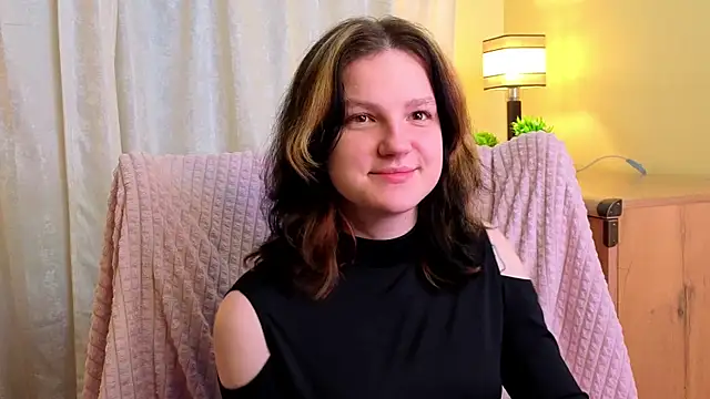 LatinaHuguenin online show from April 8, 2026, 9:05 pm