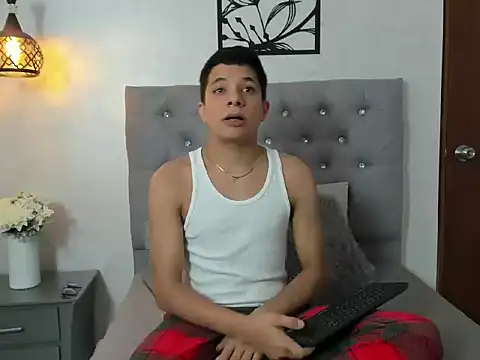 Snapshot of LucaDave_1 chatting on November 6, 2025, 7:29 pm LucaDave 1 online show from November 6, 2025, 7:29 pm