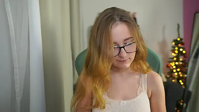 glossy babe  online show from December 23, 2025, 9:19 am