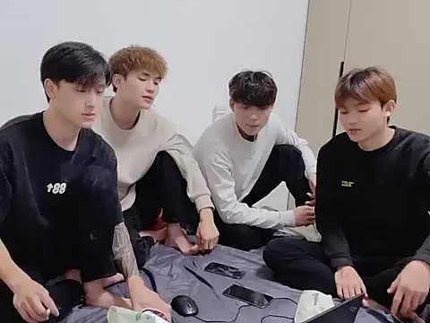 xiaomeng2563 online show from November 12, 2025, 12:09 pm