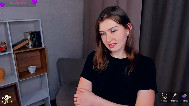 JosieNadile online show from November 11, 2025, 12:44 pm