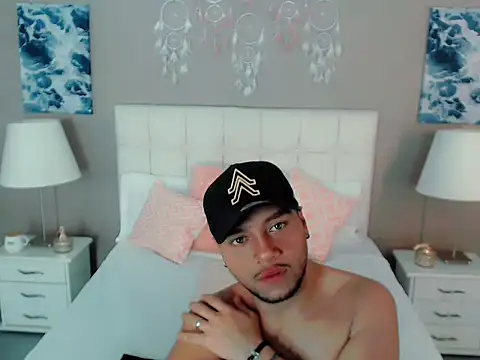 sebastian cruz  online show from November 14, 2025, 2:21 pm