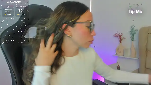 LuluuBerry online show from November 24, 2025, 3:34 pm