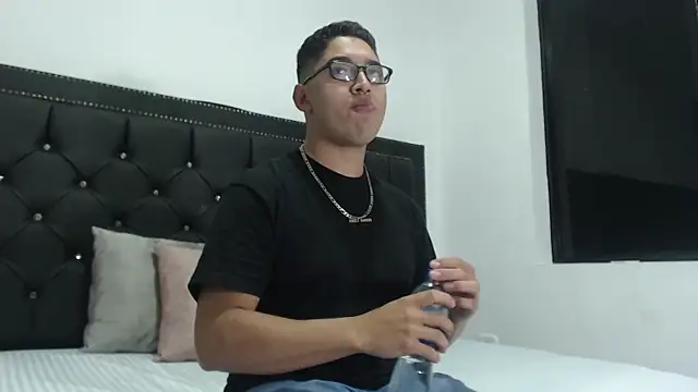 Snapshot of DanteVoss chatting on November 7, 2025, 3:33 am DanteVoss online show from November 7, 2025, 3:33 am