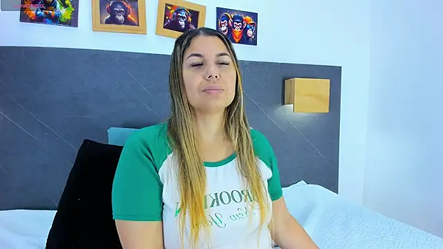 Snapshot of Andhrea_Vale chatting on February 4, 2026, 11:49 am Andhrea Vale online show from February 4, 2026, 11:49 am