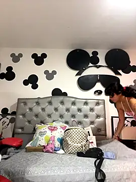 Snapshot of _vaiolet_owo chatting on November 7, 2025, 5:01 am vaiolet owo online show from November 7, 2025, 5:01 am