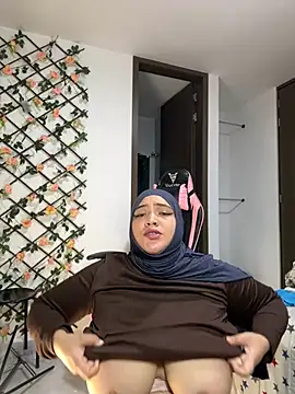 Snapshot of sweetmuslim01 chatting on March 17, 2025, 12:53 am sweetmuslim01 online show from March 17, 2025, 12:53 am