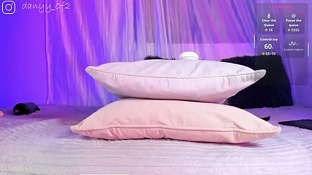 Daniihot   online show from January 11, 2026, 2:51 am