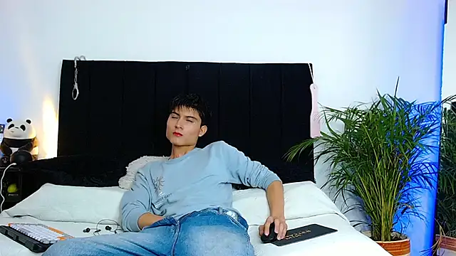 Snapshot of thomasbennett_ chatting on November 6, 2025, 11:09 pm thomasbennett online show from November 6, 2025, 11:09 pm