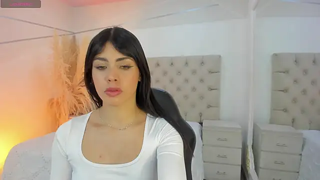 ZarinaWynne online show from December 15, 2025, 8:58 pm