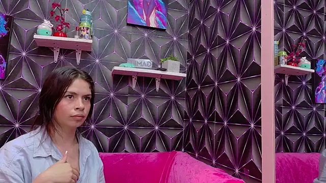 Snapshot of emilygrooe chatting on November 17, 2025, 8:46 pm emilygrooe online show from November 17, 2025, 8:46 pm