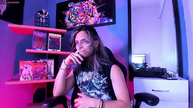 Snapshot of luxiel_ chatting on December 4, 2025, 10:42 pm luxiel online show from December 4, 2025, 10:42 pm