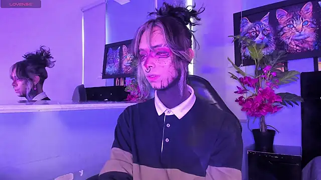 Snapshot of luxiel_ chatting on November 19, 2025, 8:42 pm luxiel online show from November 19, 2025, 8:42 pm