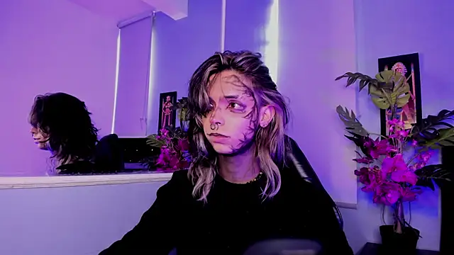 Snapshot of luxiel_ chatting on December 2, 2025, 7:59 pm luxiel online show from December 2, 2025, 7:59 pm