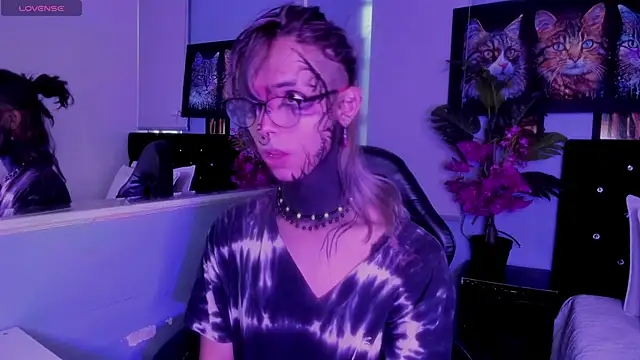 Snapshot of luxiel_ chatting on November 12, 2025, 9:18 pm luxiel online show from November 12, 2025, 9:18 pm