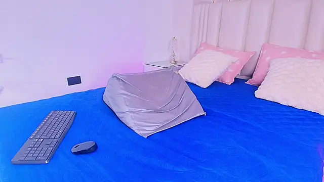 alanarose18 online show from April 13, 2026, 7:18 pm