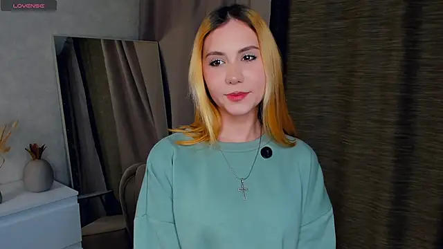 LilyMaiorano online show from November 7, 2025, 6:51 am