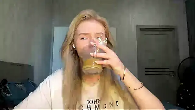 Snapshot of MoonlitCrystalia chatting on June 30, 2026, 11:21 am MoonlitCrystalia online show from June 30, 2026, 11:21 am