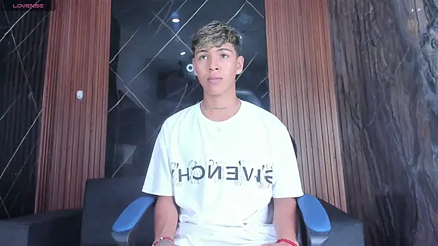 Timmy Kiing  online show from November 28, 2025, 8:42 pm