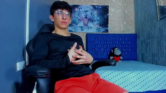 ElanGiraldo online show from July 14, 2026, 11:33 pm