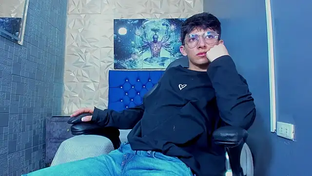 ElanGiraldo online show from June 6, 2026, 11:10 pm