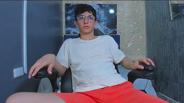ElanGiraldo online show from June 18, 2026, 11:10 pm