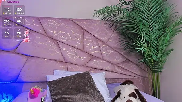  Naomi Fox  online show from December 16, 2025, 3:55 am