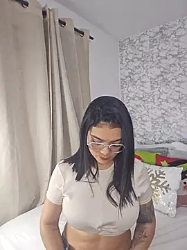 sofiaalarson online show from December 3, 2025, 12:55 am