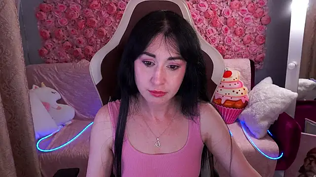 CarolinaaFoxyyy online show from May 18, 2026, 6:45 pm