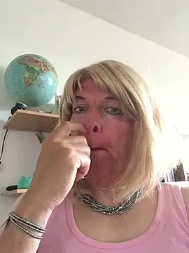 Snapshot of simone_xdressing chatting on July 5, 2026, 5:42 pm simone xdressing online show from July 5, 2026, 5:42 pm