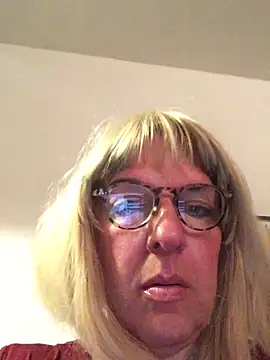 Snapshot of simone_xdressing chatting on May 14, 2026, 12:07 am simone xdressing online show from May 14, 2026, 12:07 am