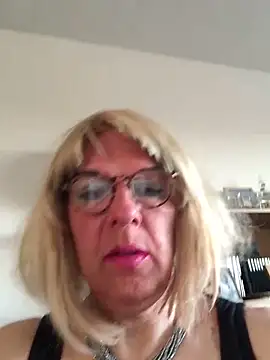 Snapshot of simone_xdressing chatting on April 29, 2026, 6:25 pm simone xdressing online show from April 29, 2026, 6:25 pm